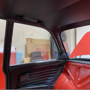BMW 1502-2002 ohne Schiebedach schwarzer Dachhimmel